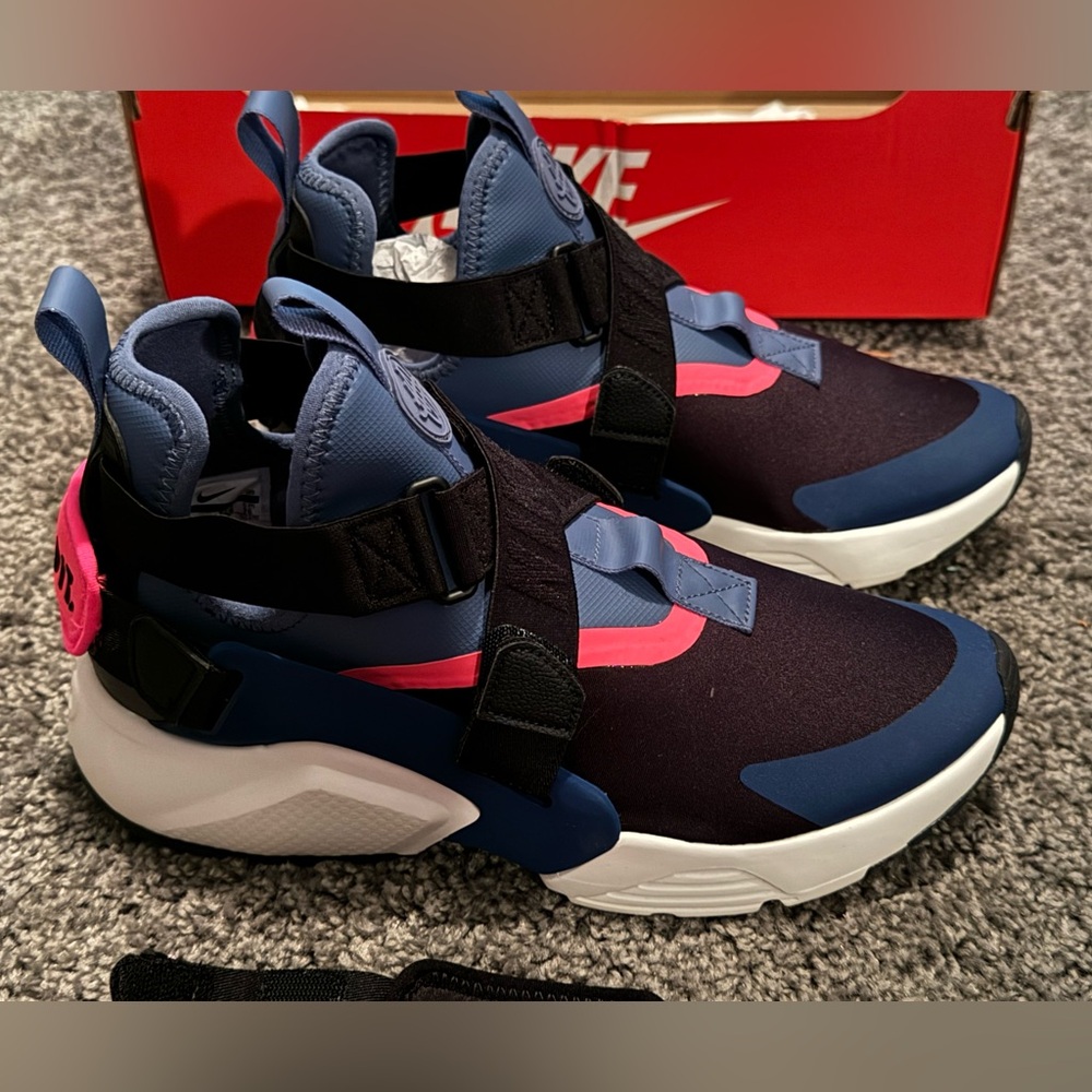 Nike Air Huarache City women size 9